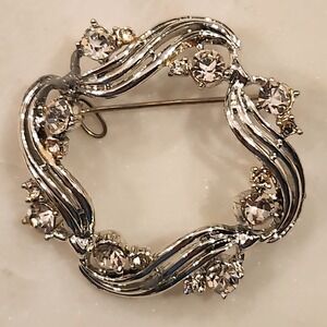 Vintage‎ Brooch Silver-Tone Rhinestone Circle Wreath Mid-Century Style Classic